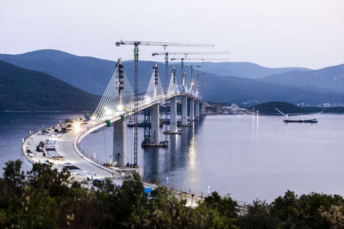 Pelješac | Podjetje Hrvatske autoceste je odprtje mostu za promet napovedalo za začetek turistične sezone, a so ga zaradi zamud pri gradnji povezovalnih cest prestavili. Po zadnjih neuradnih informacijah bo odprt v drugi polovici julija.  | Foto STA