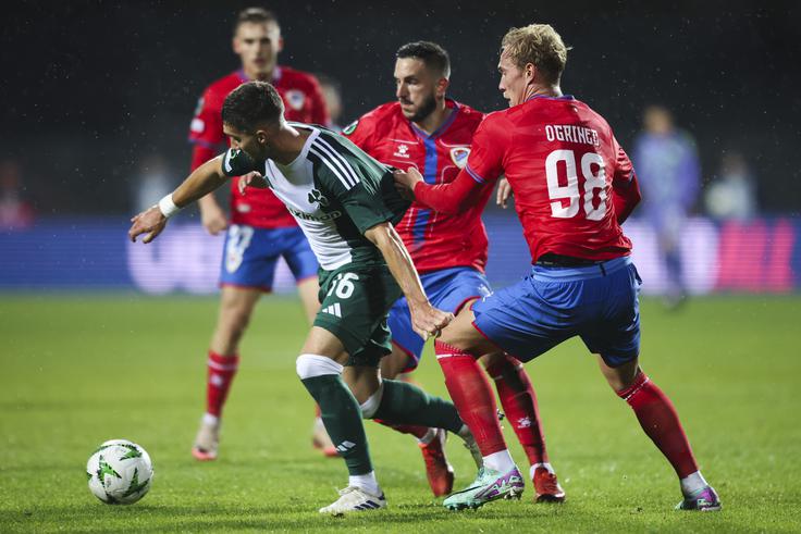 Obračun Adama Gnezde Čerina in Sandija Ogrinca na tekmi v Banjaluki. | Foto: Guliverimage