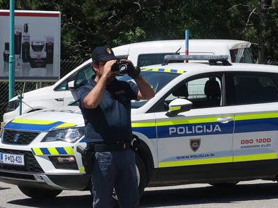 Na Krasu nevarna vožnja ukradenega vozila, na koncu je pobegnil peš