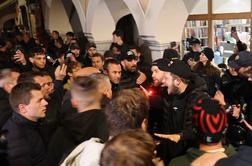 Na shodu v Novem mestu se je zgodil incident, posredovala policija #vŽivo
