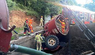 Delovna nesreča: traktor pod seboj pokopal 30-letnika