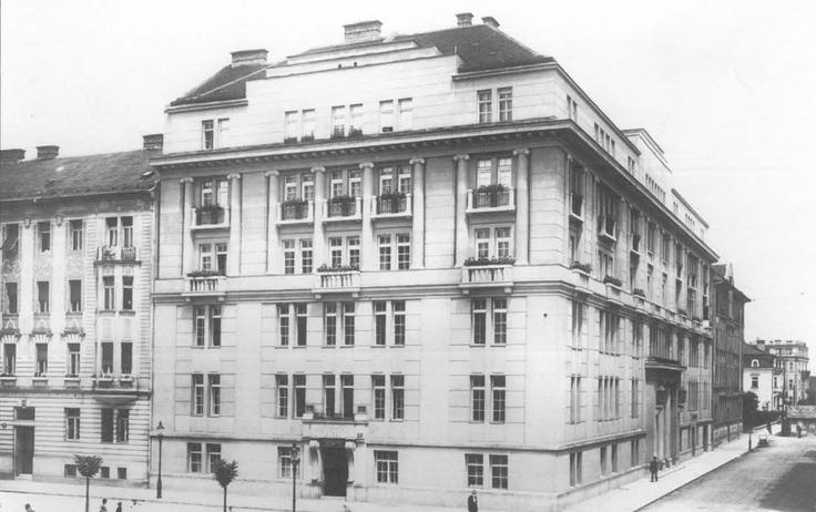 Trboveljska premogokopna družba (TPD), ki je bila lastnica večine slovenskih rudnikov, je bila desetletja največje in najpomembnejše podjetje na slovenskih tleh. Ustanovljena je bila leta 1872 kot delniška družba. Sedež družbe je bil na Dunaju, po letu 1918, ko je razpadla Avstro-Ogrska, pa v Ljubljani. Glavni delničarji družbe so bili Francozi. Leta 1946 je bila TPD podržavljena. Na fotografiji: palača TPD v Ljubljani leta 1925 | Foto: Wikimedia Commons
