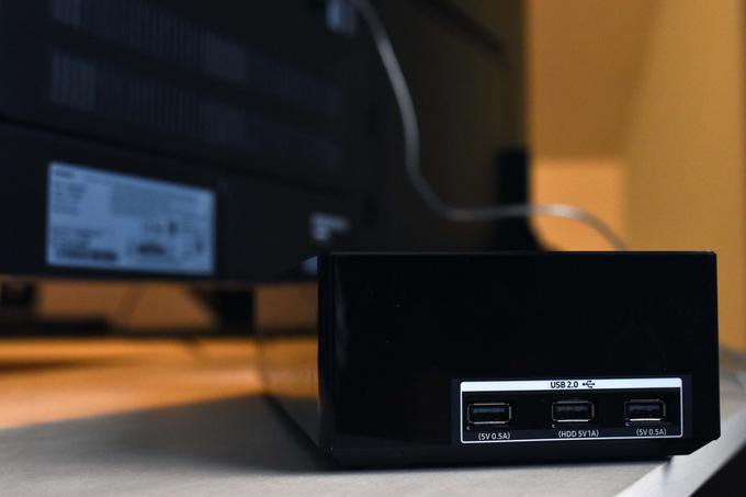 One Connect ponuja 3 USB vhode. Televizor podpira večino znanih video formatov, je pa potrebno opozoriti, da .avi in nekateri .mkv formati ne delujejo. Verjetno zaradi proti piratskih razlogov. | Foto: Peter Susič