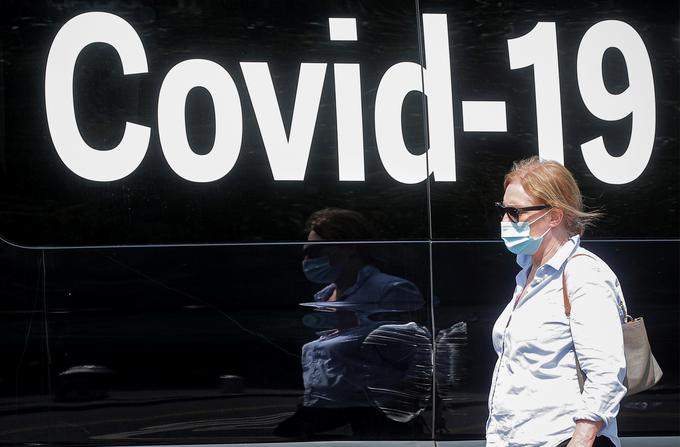 Novi koronavirus je globalna realnost že skoraj dve leti. Na svetovni ravni je bilo do zdaj potrjenih že 206 milijonov okužb, zaradi bolezni covid-19 pa je umrlo nekaj več kot 4,3 milijona ljudi.  | Foto: Reuters