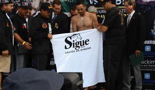 Mehiški boksar na tehtanju odvrgel spodnjice, a vseeno ostal brez naslova