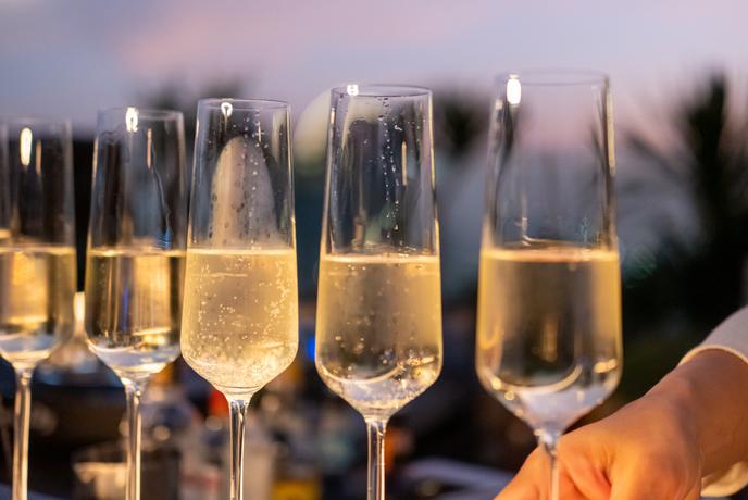 Več kot 100 penečih vin na enem mestu – ste pripravljeni?