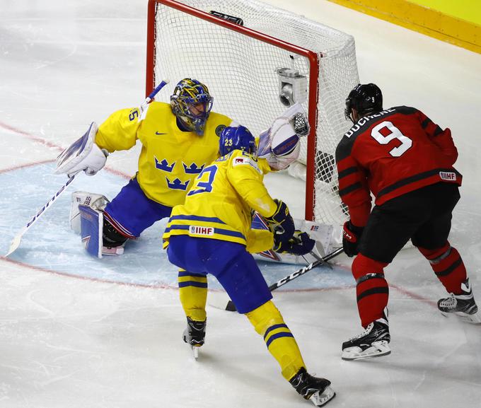 Lundqvist se je Švedom pridružil med prvenstvom, potem ko je z New York Rangers končal sezono lige NHL. Pred finalno tekmo ni bil povsem prepričan, ali bo sploh lahko stopil med vratnici. | Foto: Reuters