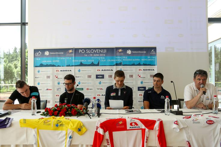 Kolesarji (od leve proti desni:Elia Viviani, Mark Cavendish, Matej Mohorič in Jure Golčer), ki so svoje načrte razgnili na novinarski konferenci, so imeli zgolj pol ure časa, potem so jih čakala (pred)priprave na dirko Po Sloveniji. | Foto: 