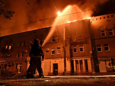 V ruskih napadih več žrtev, ukrajinski dron zadel avtobus z otroki #vŽivo