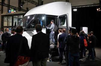Po devetih letih čakanja in razvoja: Tesla je na serijski liniji izdelala prvi tovornjak