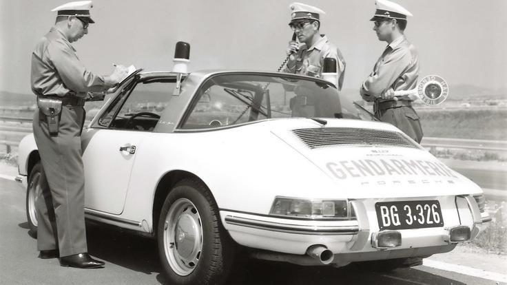 Avstrijski policisti s porschejem pred več 10 leti. | Foto: Porsche