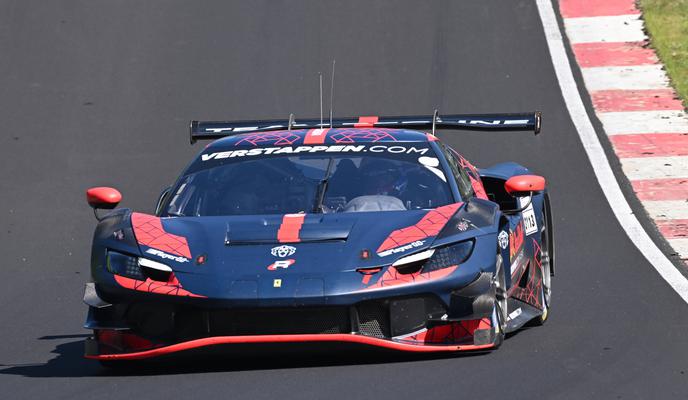 Verstappen na skrivaj dirkal s ferrarijem