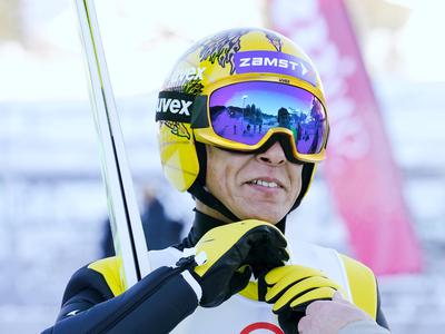 53-letni Noriaki Kasai v družbi desetletja mlajših zbira "celinske točke"