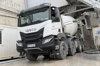 Na cesti s 15 tonami betona: kakšen je tovornjak, ki mu mnogi rečejo hruška