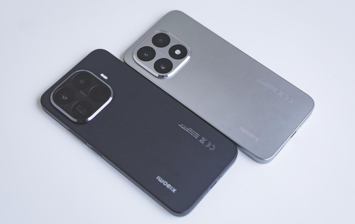 Xiaomi 15T Pro in Xiaomi 15T | Zadnja stran pametnih telefonov Xiaomi 15T Pro (v črni barvi) in Xiaomi 15T (v sivi barvi) | Foto Ana Kovač