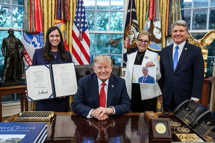 Donald Trump med podpisom zakona, ki ga je predlagal pokojni senator Lindsey Graham, 18. september 2026. Zakon je imel podporo na obeh političnih polih v ZDA. | Foto: Bela hiša