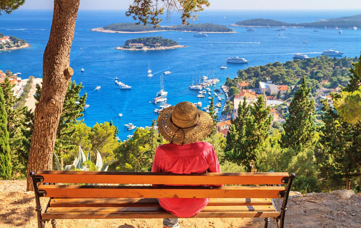 Hrvaška, pogled na morje, turistka | Slovenci obiskujejo tudi celinsko Hrvaško. Poleg Zagreba jih privlačijo različne mikroregije, med njimi Zagorje, kjer je v osredju wellness ponudba, in Medžimurje, vse zanimivejša pa je tudi Slavonija s poudarkom na doživljajskem turizmu in gastronomiji. | Foto Shutterstock