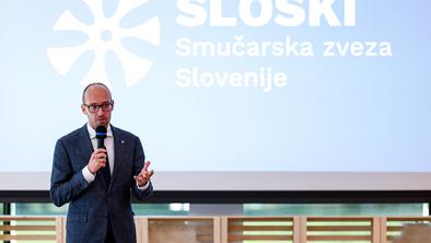 Brez glasu proti izvoljen za novega predsednika SZS