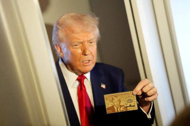Na zlati karti je portret ameriškega predsednika Donalda Trumpa.  | Foto: Reuters