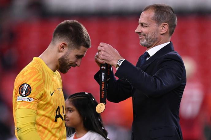 Aleksander Čeferin liga Europa Tottenham | Aleksandru Čeferinu je med podeljevanjem zmanjkalo medalj. | Foto Guliverimage