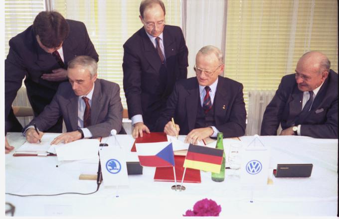 Podpis dogovora med Volkswagnom in Škodo. Pred 30 leti so postali četrta avtomobilska znamka nemškega avtomobilskega koncerna. | Foto: Škoda