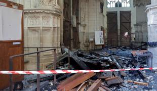 Za požar v katedrali v Nantesu sumijo 39-letnega begunca iz Ruande
