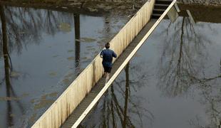 Foto: Bi se sprehodili čez potopljeni most?