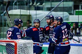 Anže Kuralt s soigralci v premierni finale IceHL