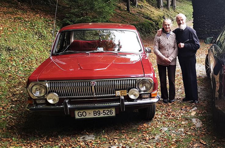 Stara volga GAZ 24 v Sloveniji in njena lastnika iz okolice vasi Bukovo nad Cerknim. | Foto: 