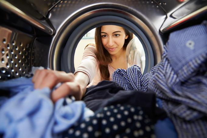 Pralna oblačila naj kupci pred prvo uporabo operejo z detergentom na najvišji temperaturi, ki jo oblačilo prenese, in dobro posušijo. | Foto: Getty Images