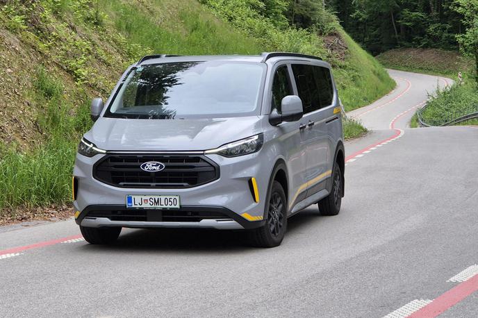 Ford transit trail | L2H1 pomeni 5,45 metra dolžine in 2,004 metra višine. Siva barva Grey Metter in oranžni okraski oznanjajo opremo trail. Par drsnih vrat s stekli na izmik (880 evrov) in tudi strešni letvi (210 evrov) spadajo k dodatni opremi. | Foto Aleš Črnivec