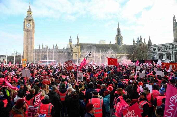 Številni v nepregledni množici so nosili rožnate jopiče, mahali z zastavami in držali plakate z napisom "udarec za zmago" in "rešimo našo kraljevo pošto". | Foto: Reuters