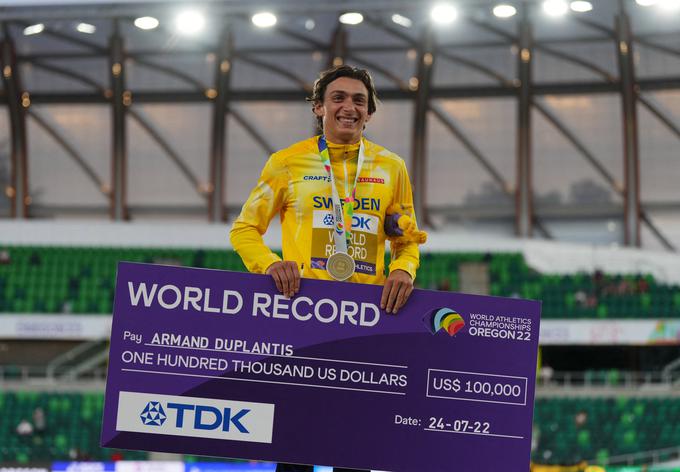 Armand Duplantis je v skoku s palico in z zadnjim nastopom na prvenstvu za zlato izboljšal svoj svetovni rekord in mejo pomaknil na 6,21 metra. | Foto: Reuters