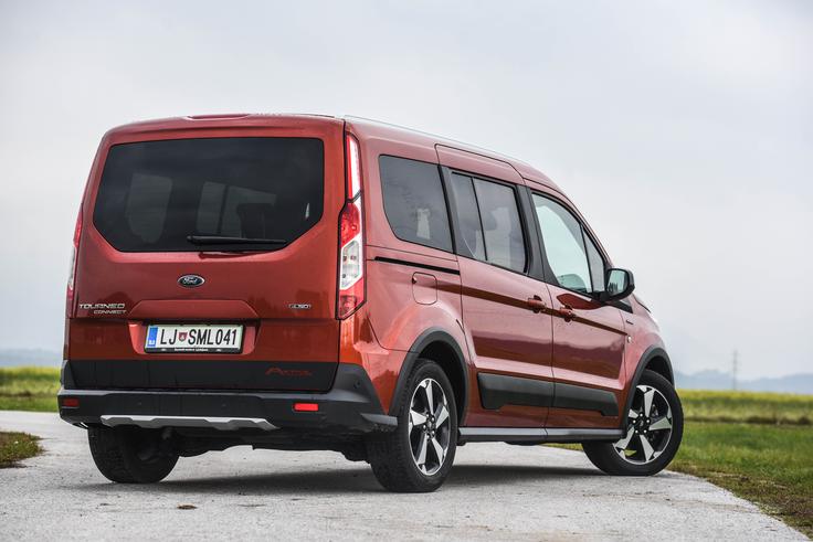 S črnimi plastikami obdani active je zadaj centimeter višji kot trend in titanium. Enako kot zadaj je tudi pod sprednjim odbijačem nameščena plastična plošča. | Foto: Gašper Pirman