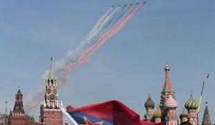 Rusija na dan zmage ponosno razkazovala svojo vojaško moč (FOTO)