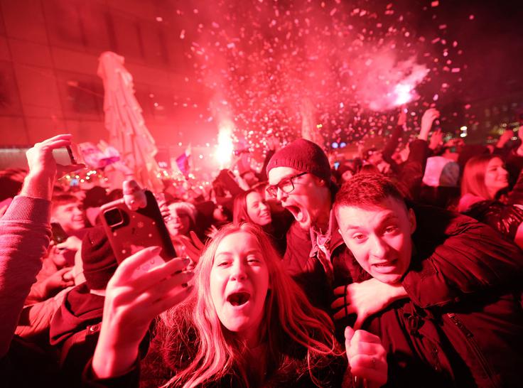 Navdušenje hrvaških navijačev, ko so v petek v Zagrebu proslavljali veliko zmago nad Brazilijo. | Foto: Reuters