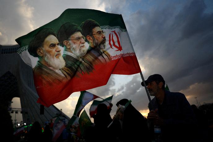 Hamenej, Iran | "To maščevanje je volja našega naroda in neizogibno ga je treba uresničiti," je Modžtaba Hamenej zapisal v pismu. | Foto Reuters