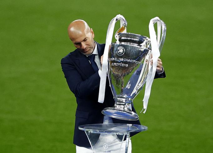 Zinedine Zidane, ki za zdaj še uživa v nogometnem brezdelju, je s posebnim ponosom pripeljal na zmagovalni oder pokal, namenjen zmagovalcu lige prvakov. | Foto: Reuters