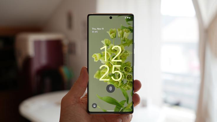 Operacijski sistem Android 12 je javno izšel oktobra 2021, prvi pa so se ga razveselili uporabniki Googlovih pametnih telefonov Pixel 6 in Pixel 6 Pro (na fotografiji).  | Foto: Shutterstock