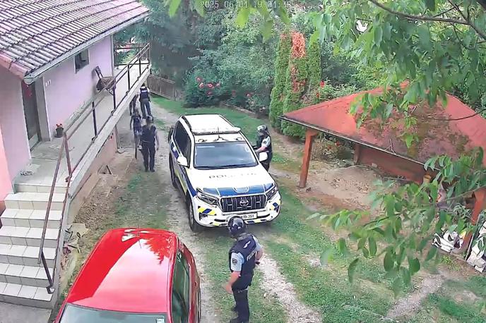 Dolenjska, incident, policija, kraja, drva | Policistom so se kasneje pridružile še dodatne policijske patrulje. | Foto Facebook/Robert Rostohar