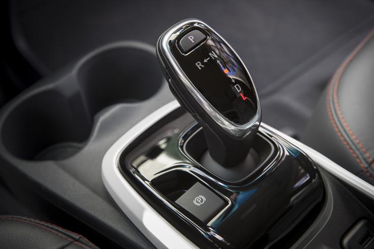 Ročica samodejnega menjalnika, s katero izberemo tudi enega izmed dveh načinov vožnje - razlikujeta se po stopnji regeneracije zavorne energije. | Foto: Opel