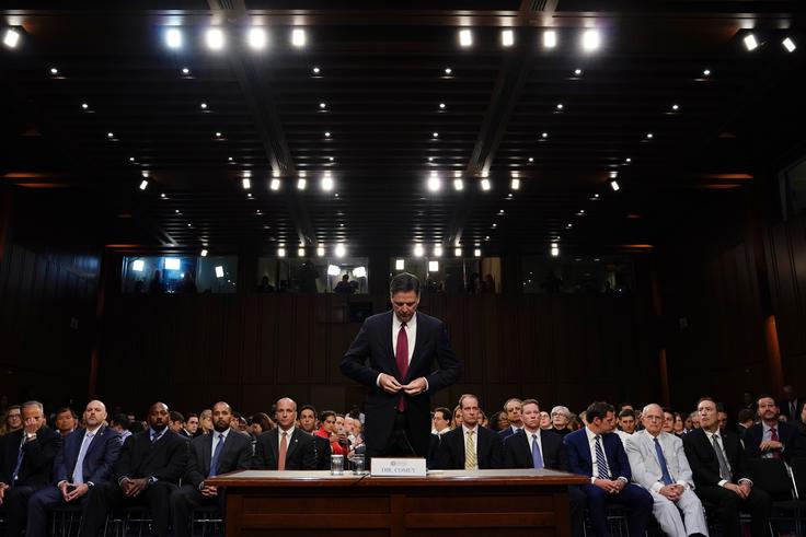 Comey je še enkrat pojasnil, kaj se je pogovarjal s predsednikom Trumpom. Ta je direktorju namignil, naj ustavi preiskavo o ruskem vmešavanju v ameriške volitve in povezavah med Rusijo in nekdanjim svetovalcem za nacionalno varnost Michaelom Flynnom.  | Foto: Reuters