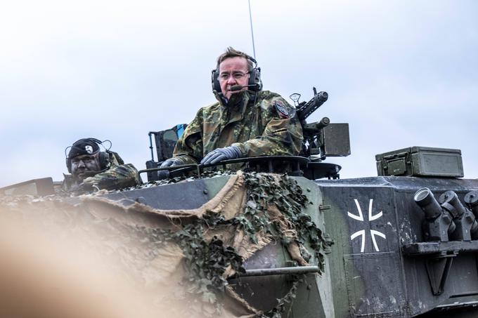Nemški obrambni minister Boris Pistorius (na fotografiji v nemškem tanku leopard) svari pred ruskimi napadi na evropske države.  | Foto: Guliverimage