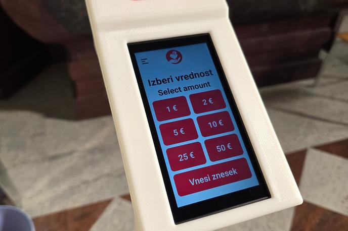 cerkev, pos terminal | Medtem ko je darovanje prek POS terminala v tujini prisotno že dlje časa, zaenkrat v Sloveniji to omogočajo v blejski in mariborski župniji ter po novem v Župniji sv. Lenarta v Slovenskih goricah. | Foto Župnija sv. Lenart v Slovenskih goricah/Facebook