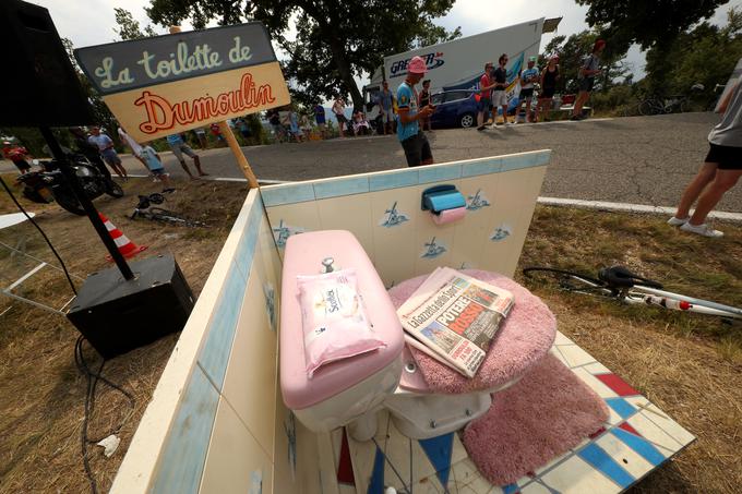 Navijači na Touru so vedno zelo domiselni. Lani so za Dumoulina pripravili celo toaletni kotiček. Navdihnil jih je Nizozemčev skok na veliko potrebo med lanskim Girom.  | Foto: Getty Images