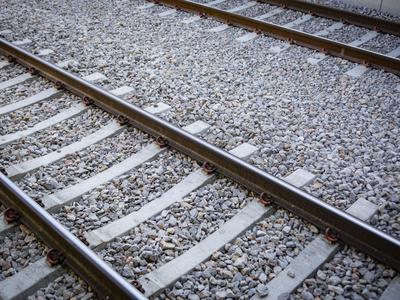 Policist v zadnjem hipu pred smrtjo pod vlakom rešil žensko