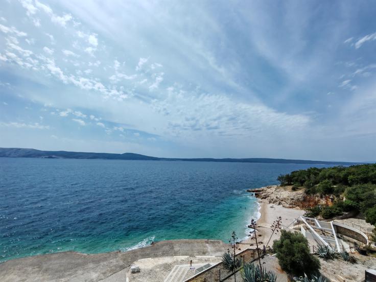 Hotelska plaža se razprostira vzdolž obale in nudi dovolj kotičkov za zasebnost.  | Foto: Ksenija Mlinar