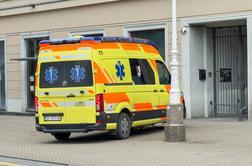 Tragedija pri sosedih: ženska skočila z zgradbe, v stanovanju našli mrtvo hčer