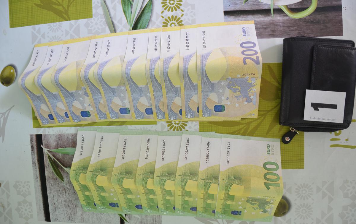Ponarejeni bankovci | V hišni preiskavi so policisti našli ponarejene bankovce v skupni vrednosti 2.800 evrov. | Foto PU Celje