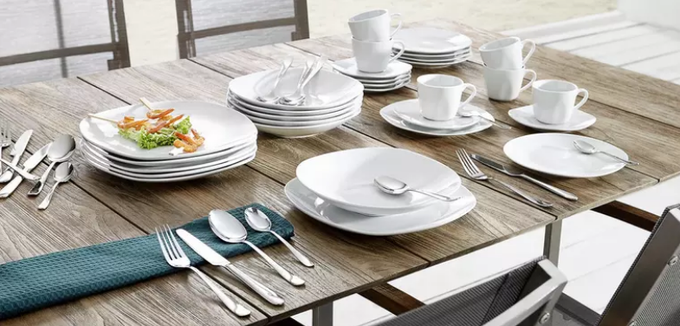 Bel jedilni servis je brezčasen in se prilega vsakemu slogu namiznega pogrinjka. Z dekorativnimi dodatki pa bo vaša miza videti vrhunsko.  | Foto: 